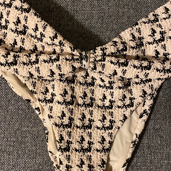 Devon Windsor Classy high waisted bikini set. Black and cream white - Picture 3 of 7